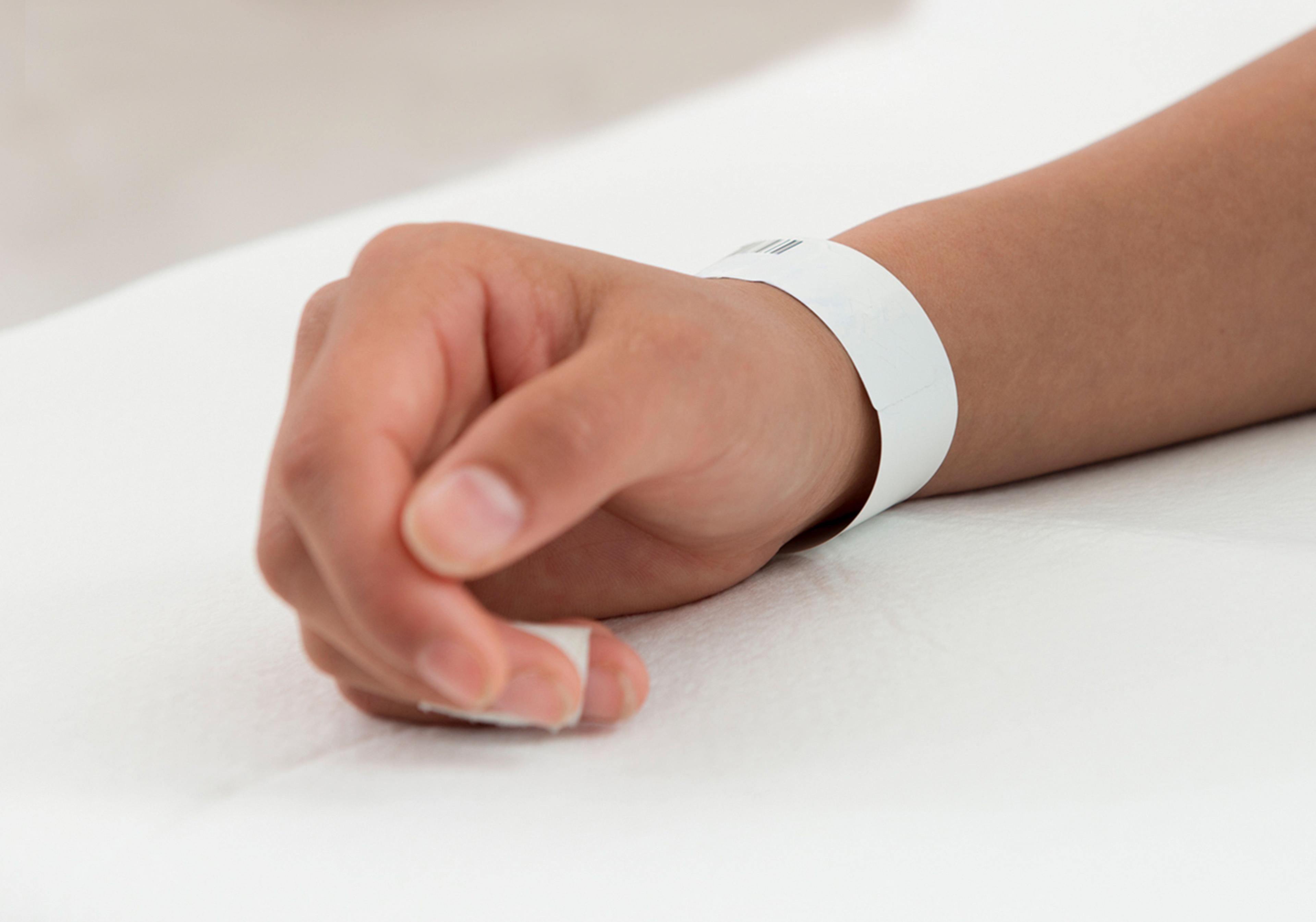 En arm med ett armband.