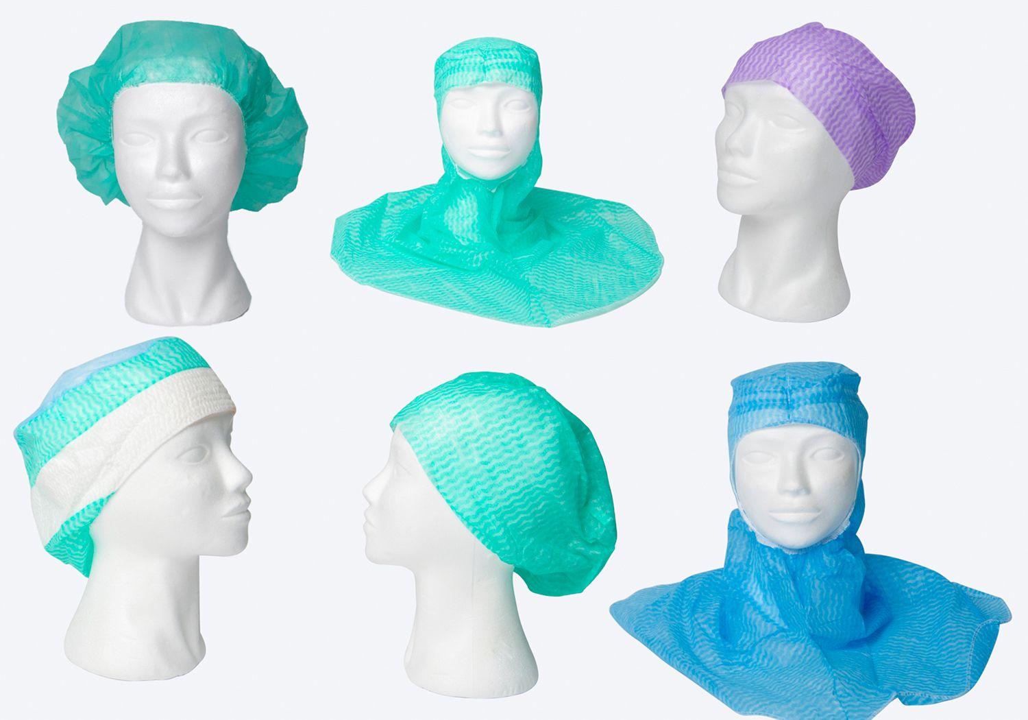 Sex olika dockhuvud med gröna, blå och lila operationsmössor.