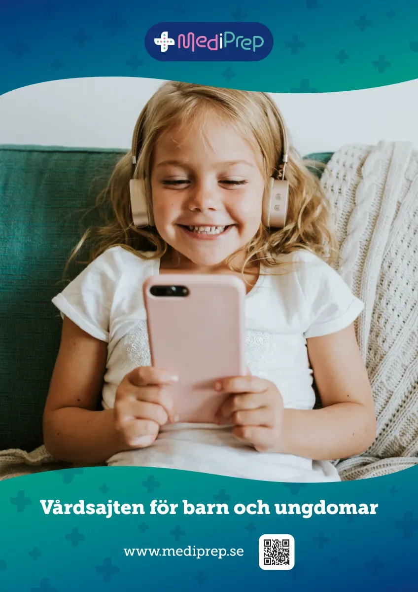 En flicka med blont hår och hörlurar tittar på sin telefon. telefonen har rosa skal.