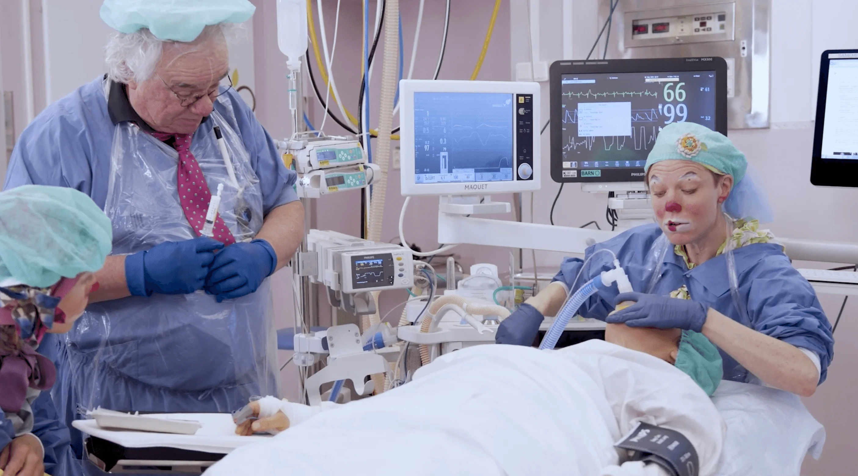 Clowner i en operationssal.