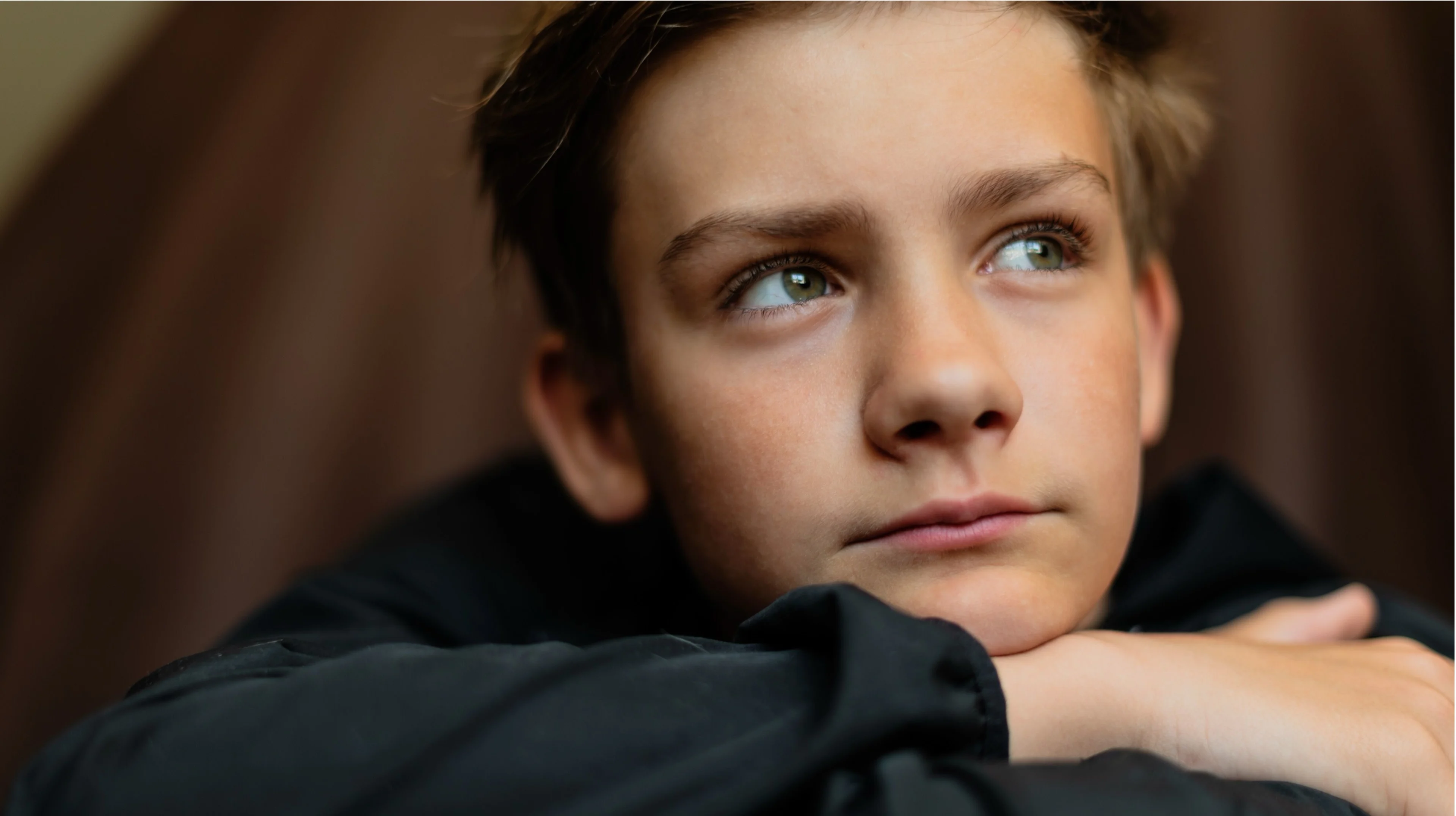 Tonårskille ser fundersam ut.