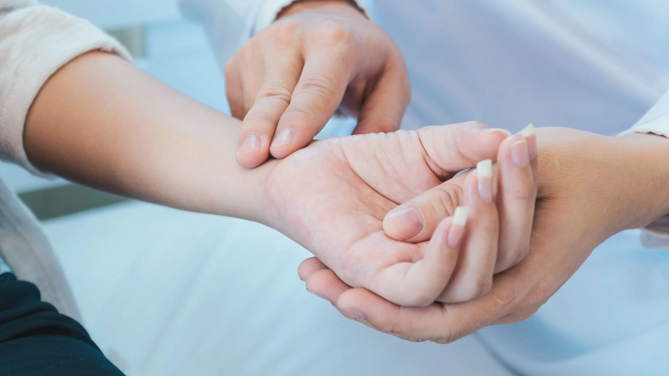 En person känner på pulsen på en ung flicka.