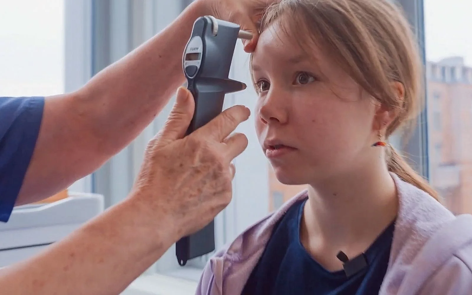 Vårdpersonal undersöker ögonen på en flicka.