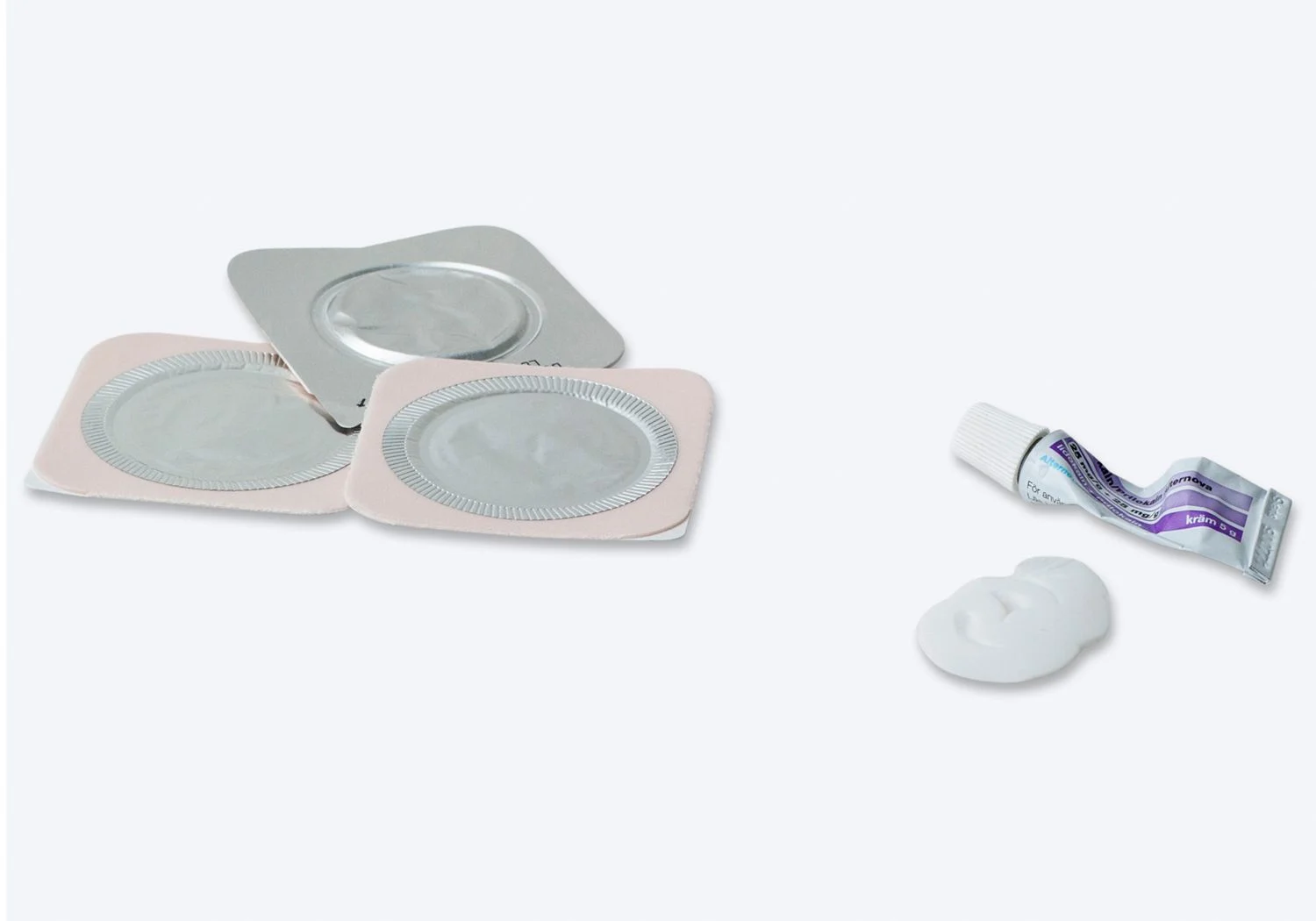 Tre bedövningsplåster och en tub med bedövningssalva.