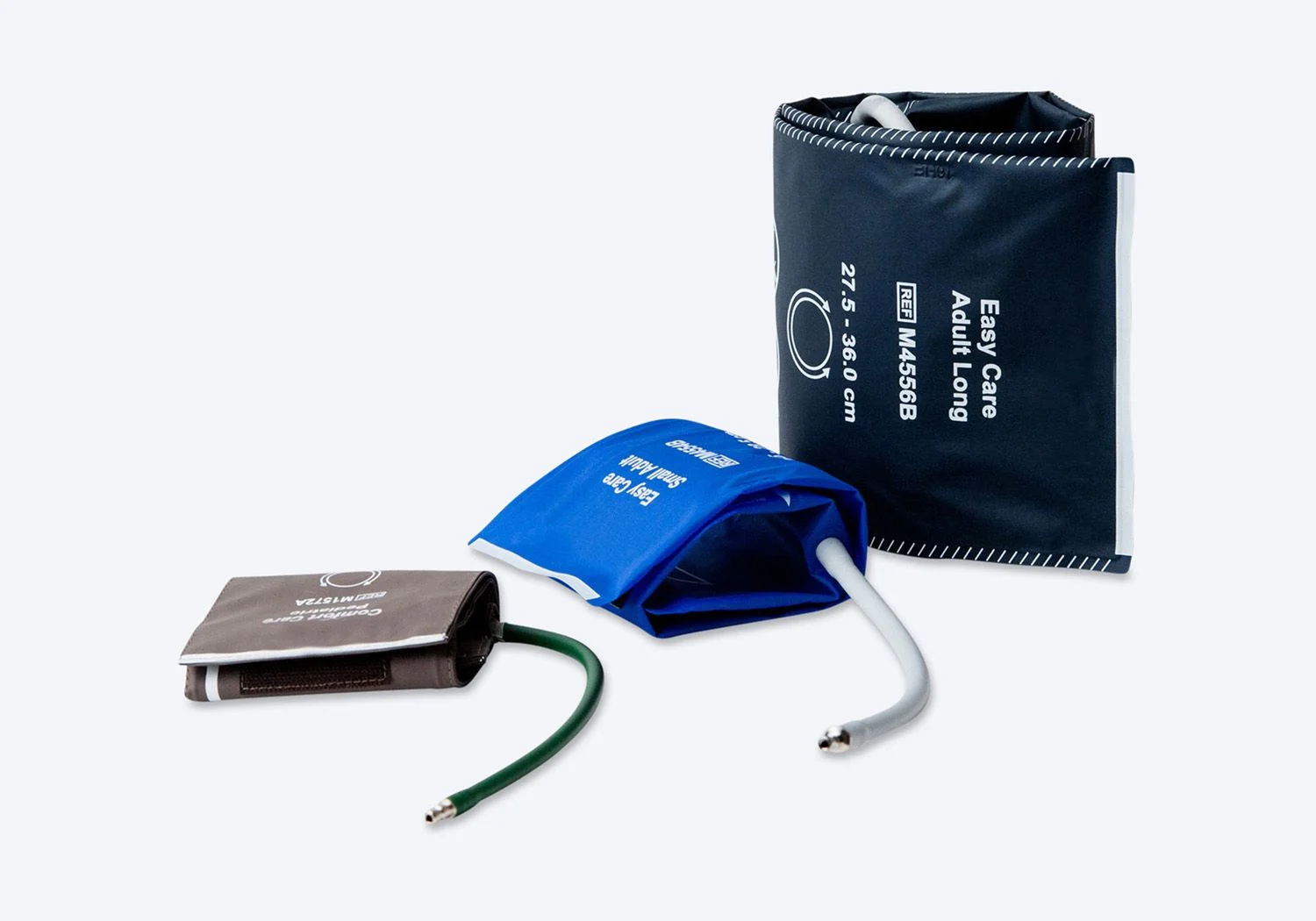 Tre stycken blodtrycksmanchetter. En mörkblå, en ljusblå och en brun.