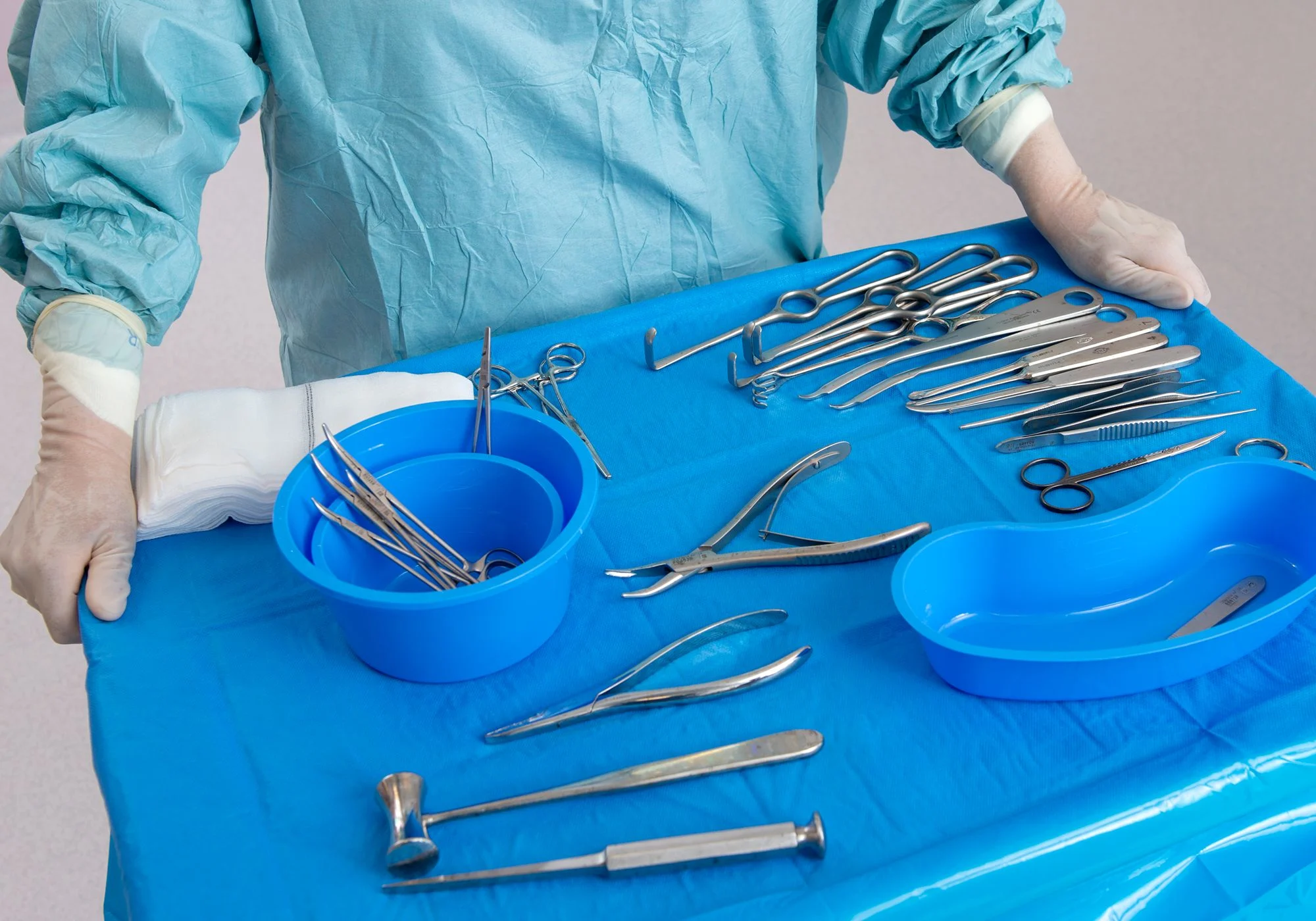 Närbild på bord med silverfärgade operationsredskap.