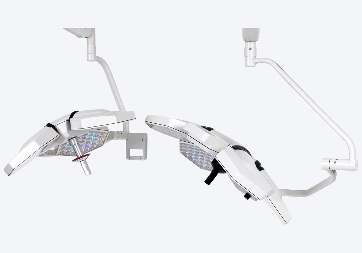 Två stycken vita operationslampor.