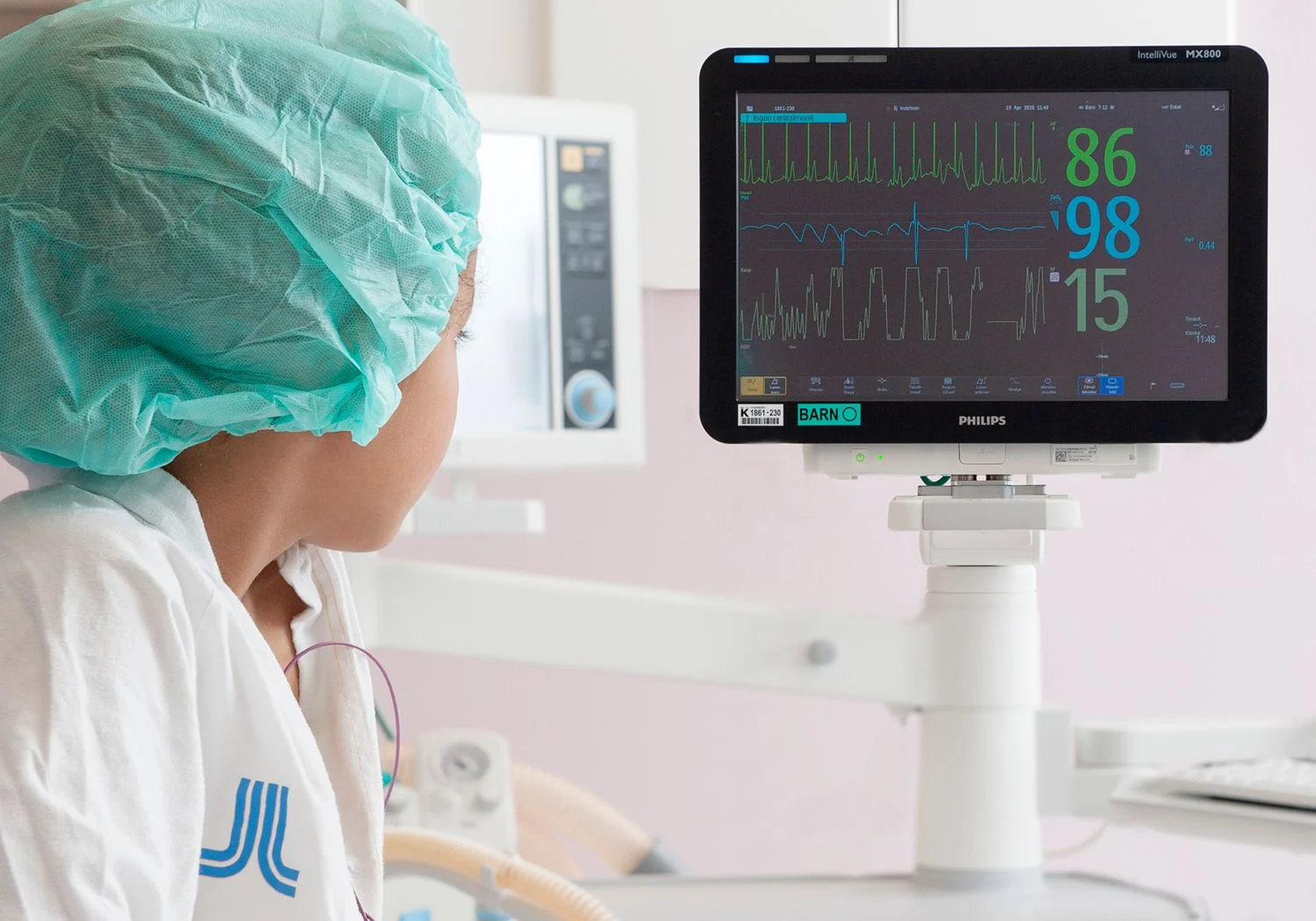 Närbild på flicka som tittar på övervakningsskärm