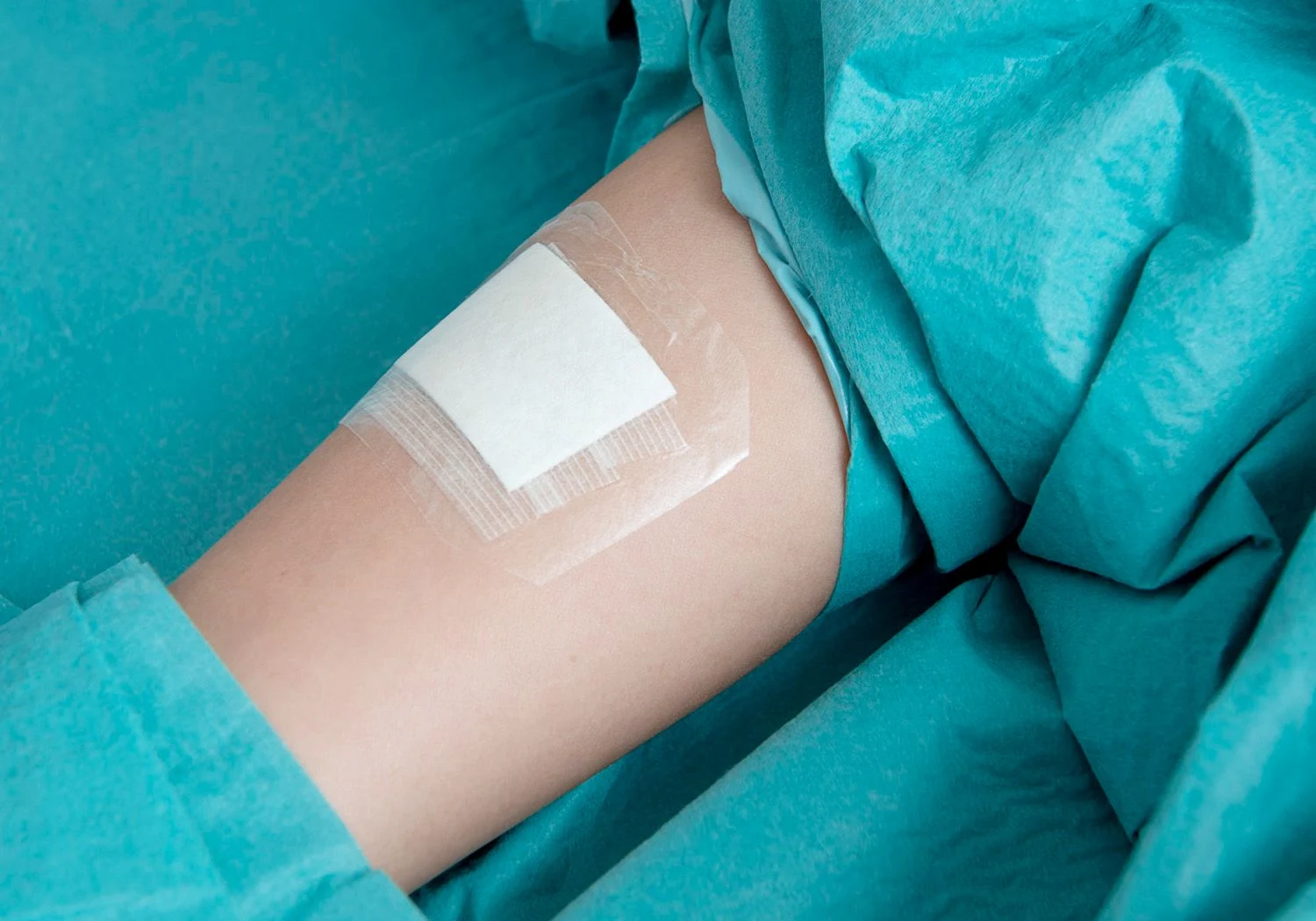 Genomskinligt bandage med kompress under.