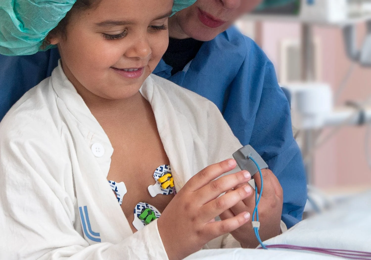 Flicka tittar på sitt finger där hon har en syremätare.