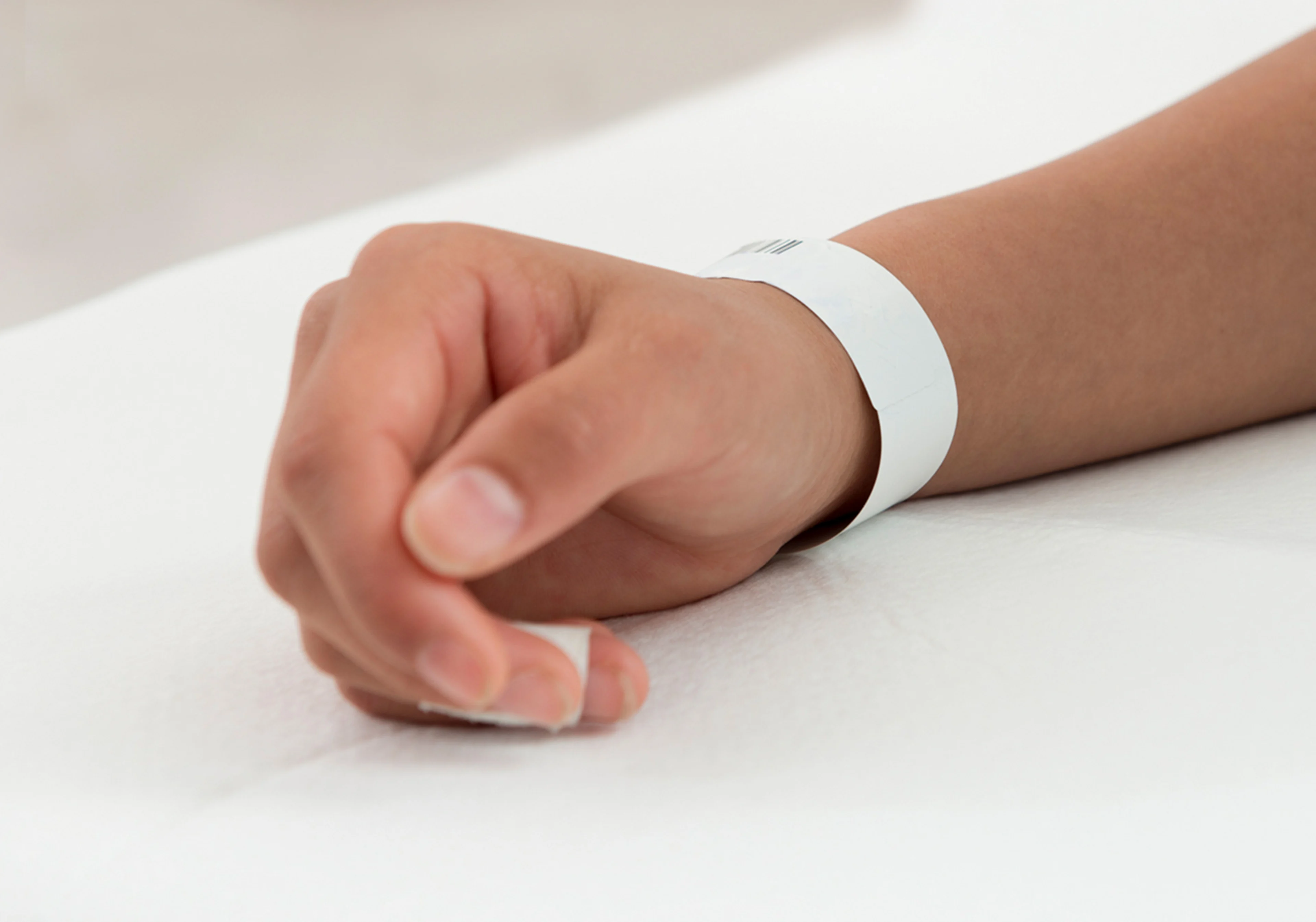 En arm med ett armband.