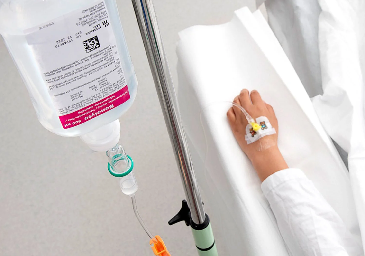 Arm med droppflaska.