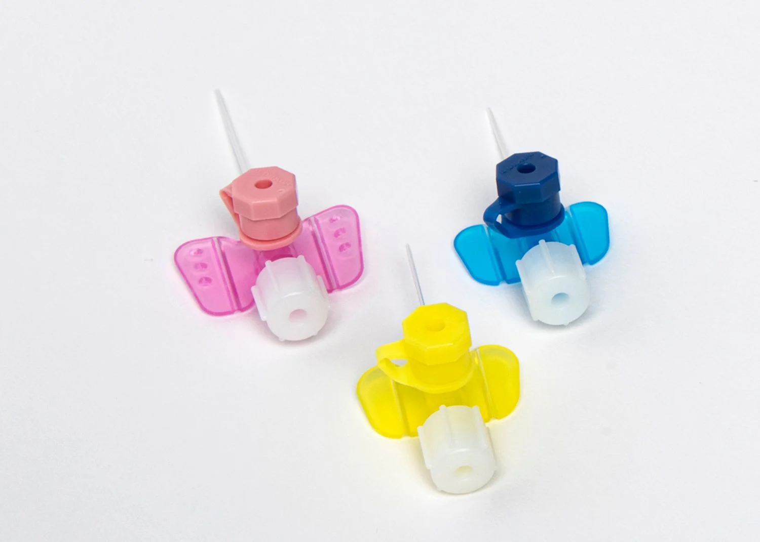 Rosa, gul och blå plastslang.