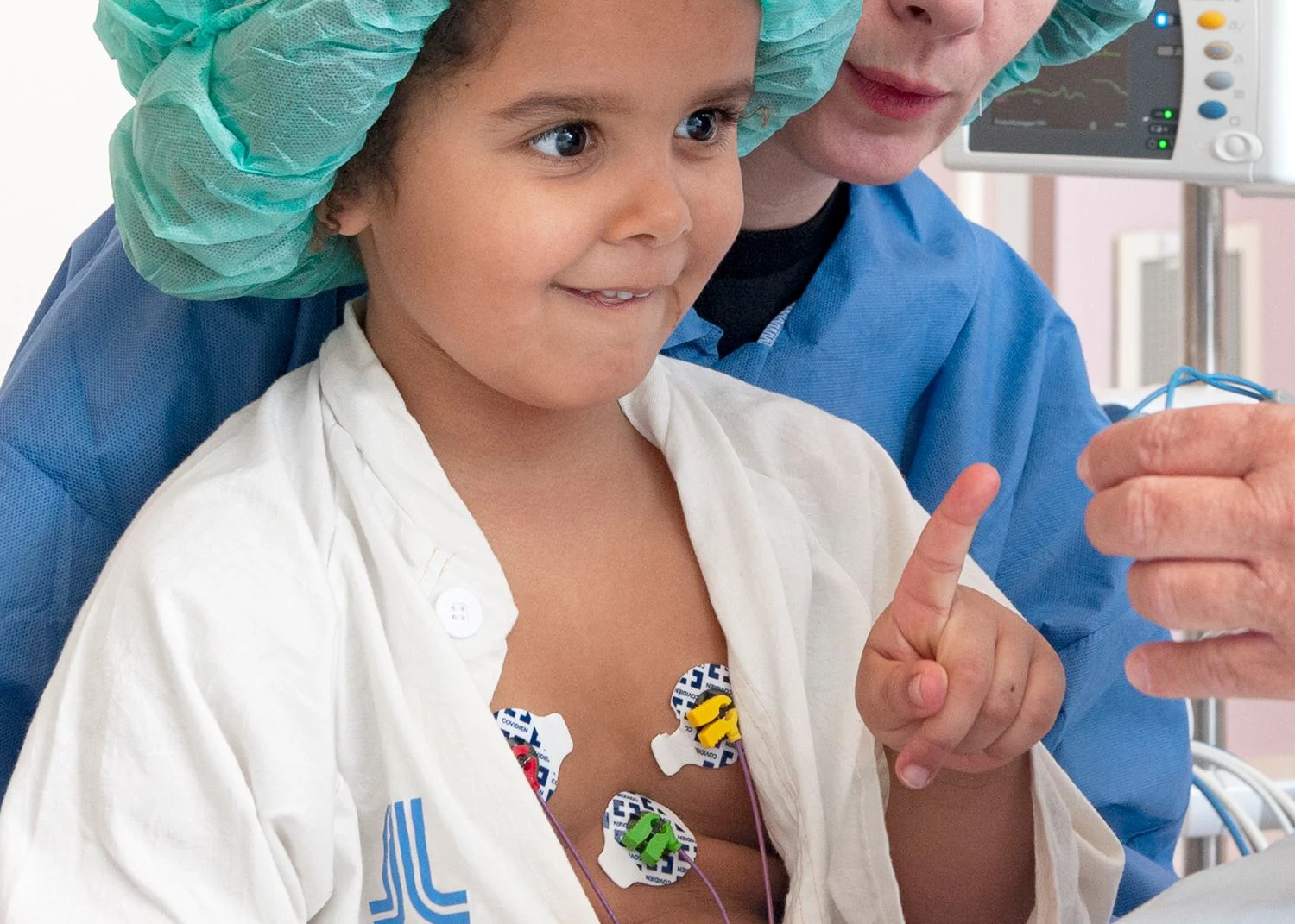 Flicka sträcker fram sitt pekfinger för att få en syremätare.