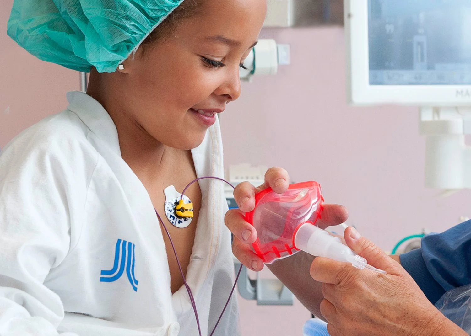 Sjuksköterska visar en flicka en röd syretratt.