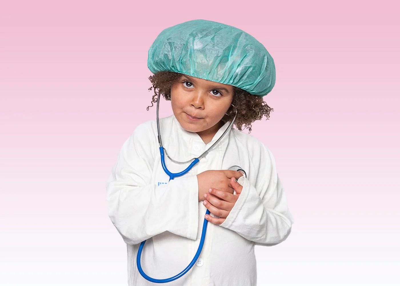 Flicka lyssnar med stetoskop på sitt eget hjärta.