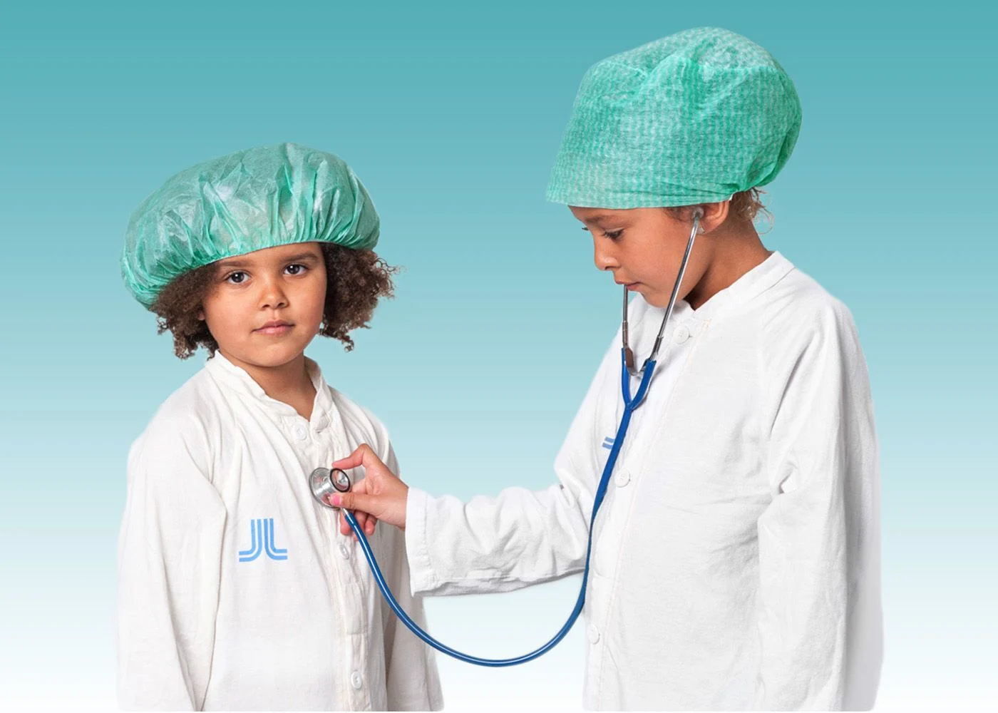 En flicka lyssnar med stetoskop på en annan flickas hjärta.
