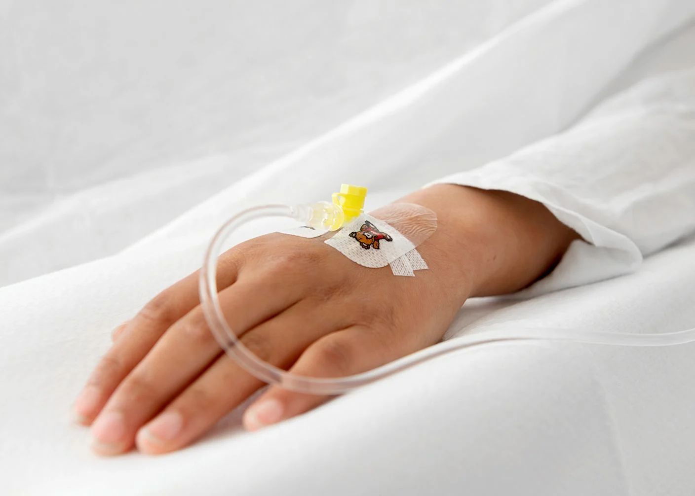 Hand med droppslang.