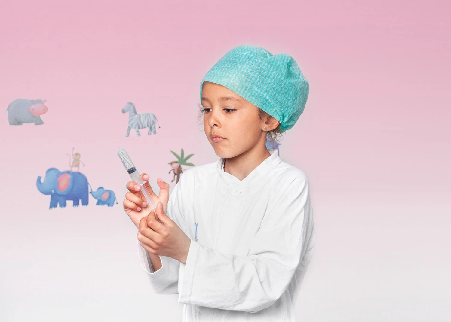 Flicka i grön mössa håller en spruta i handen.